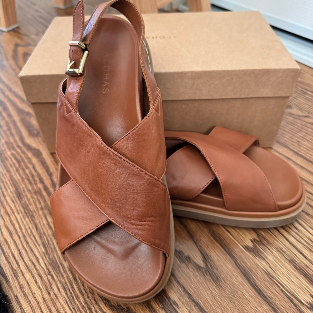 Alohas crisscross marshmallow leather sandal - tan (w/ box!)